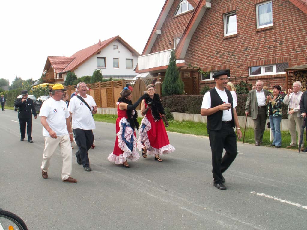 975-Dorfjubiläum - Umzug und Markt rund um den Kirchturm (2006)