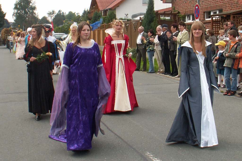 975-Dorfjubiläum - Umzug und Markt rund um den Kirchturm (2006)