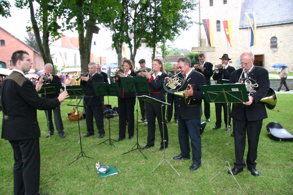 975-Dorfjubiläum - Umzug und Markt rund um den Kirchturm (2006)