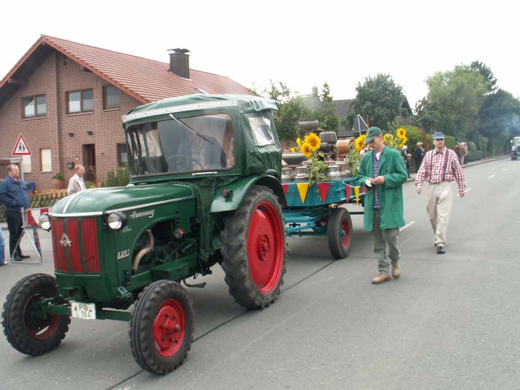 975-Dorfjubiläum - Umzug und Markt rund um den Kirchturm (2006)