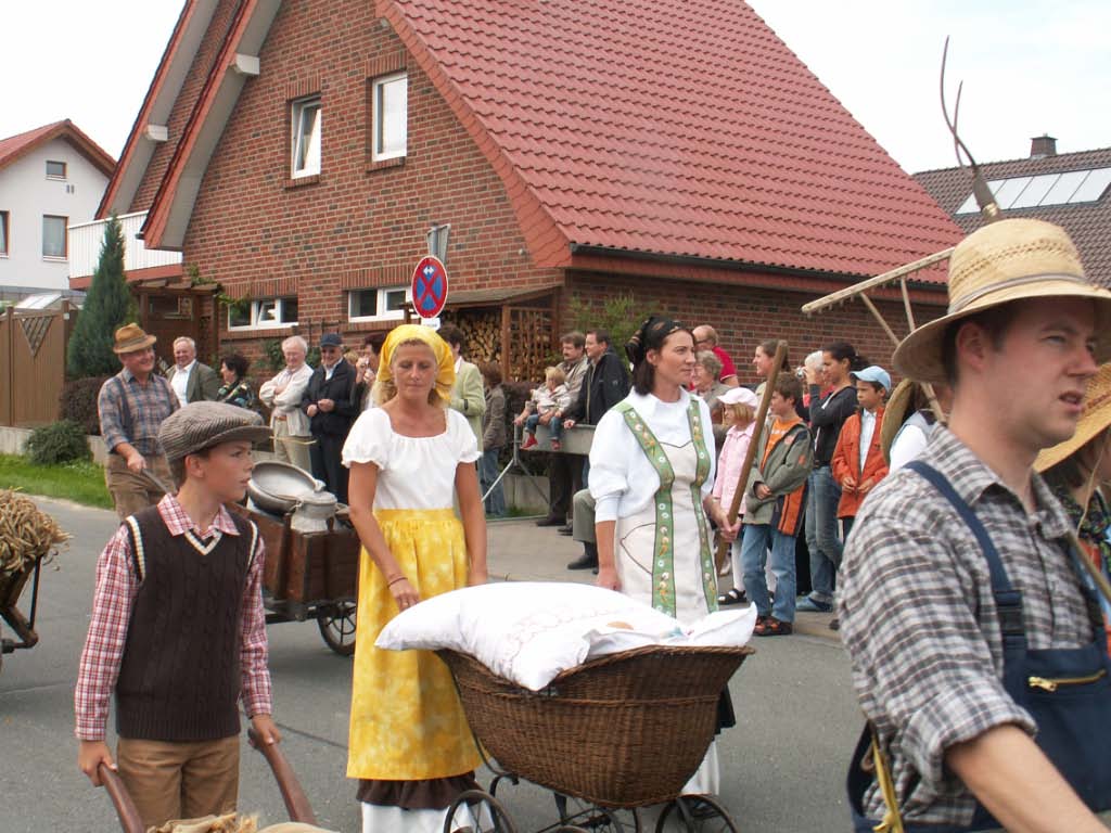 975-Dorfjubiläum - Umzug und Markt rund um den Kirchturm (2006)