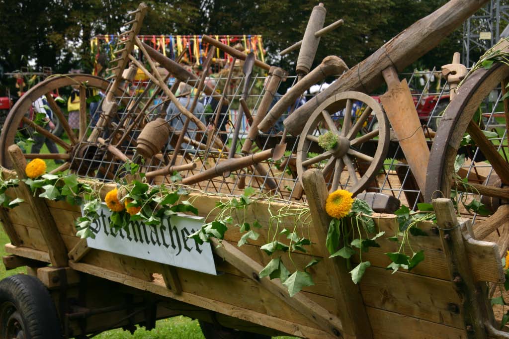 975-Dorfjubiläum - Umzug und Markt rund um den Kirchturm (2006)