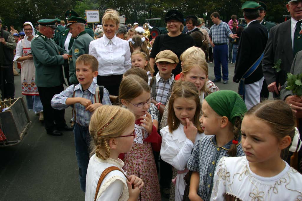 975-Dorfjubiläum - Umzug und Markt rund um den Kirchturm (2006)
