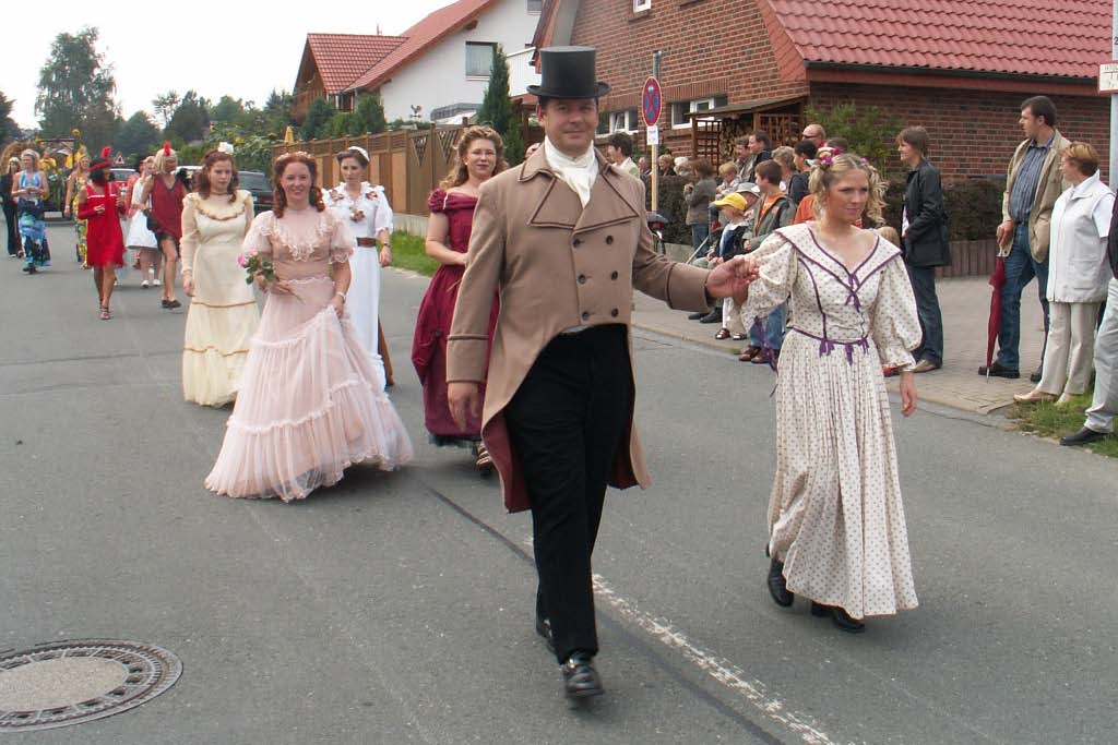 975-Dorfjubiläum - Umzug und Markt rund um den Kirchturm (2006)