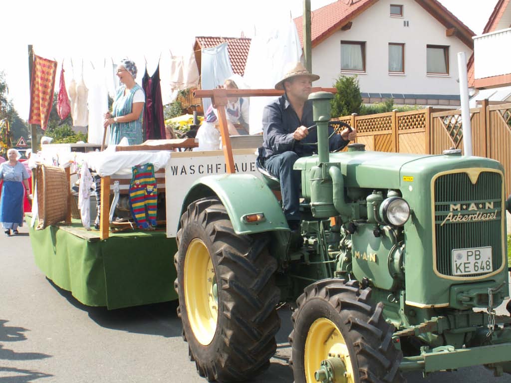 975-Dorfjubiläum - Umzug und Markt rund um den Kirchturm (2006)