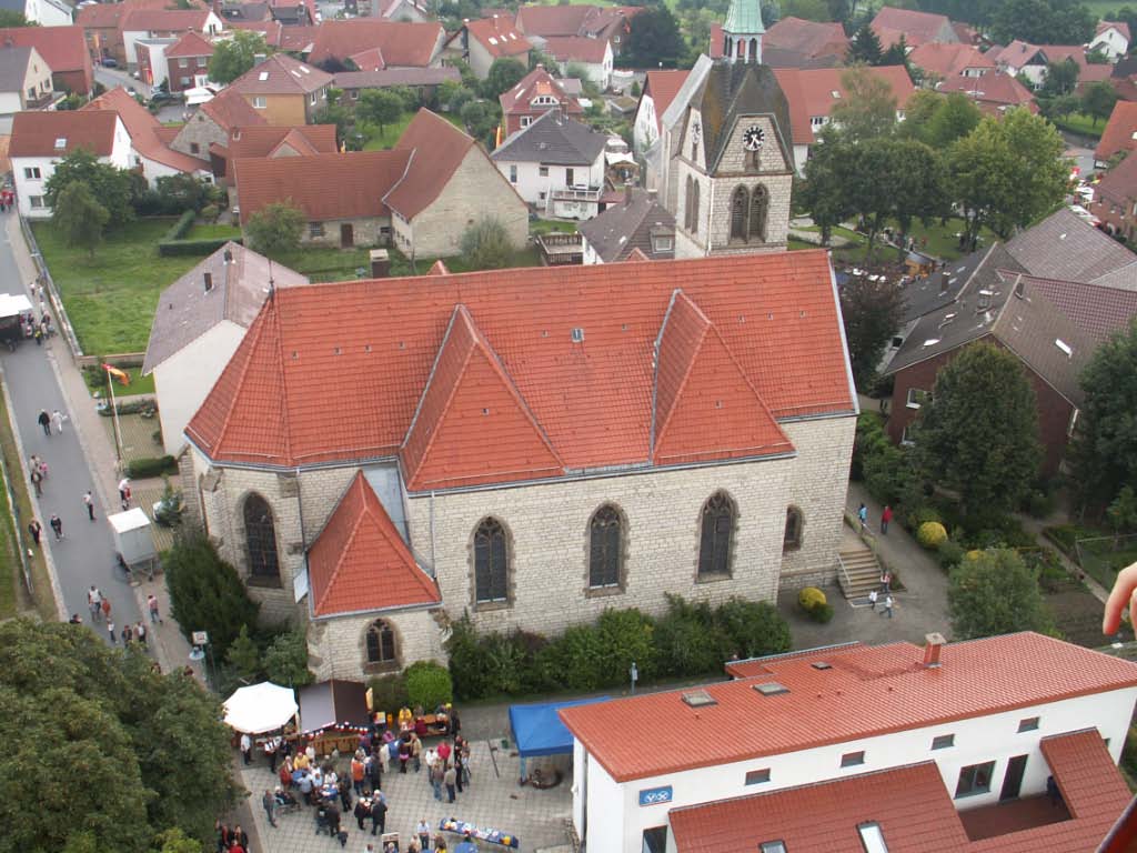 975-Dorfjubiläum - Umzug und Markt rund um den Kirchturm (2006)
