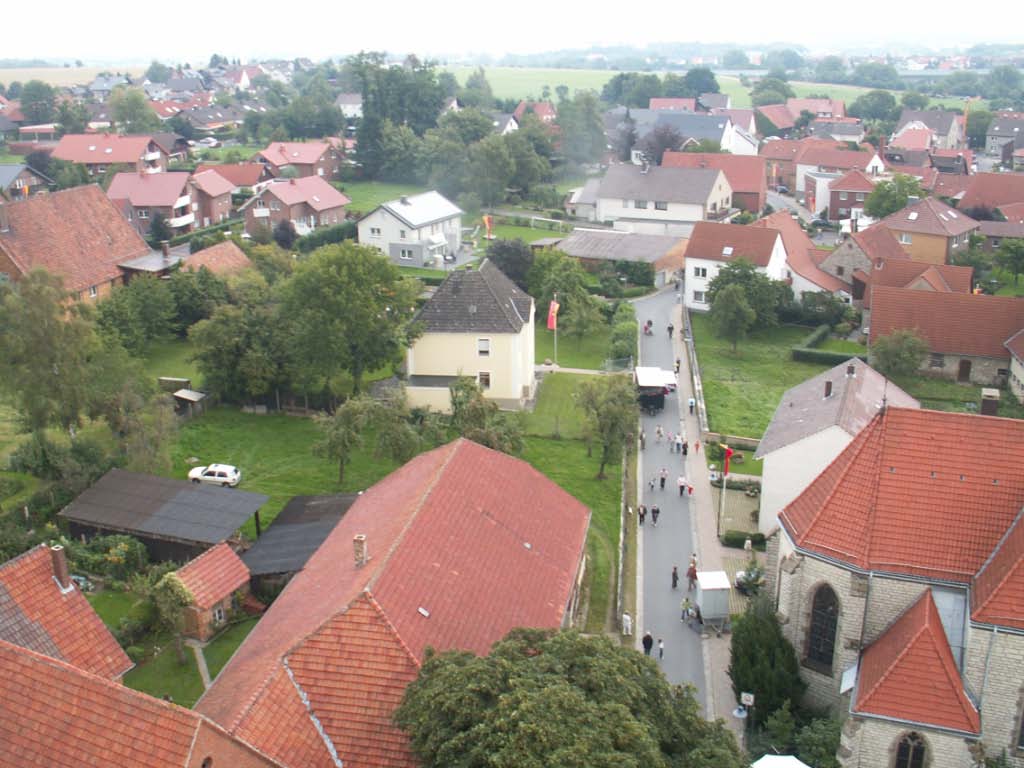 975-Dorfjubiläum - Umzug und Markt rund um den Kirchturm (2006)