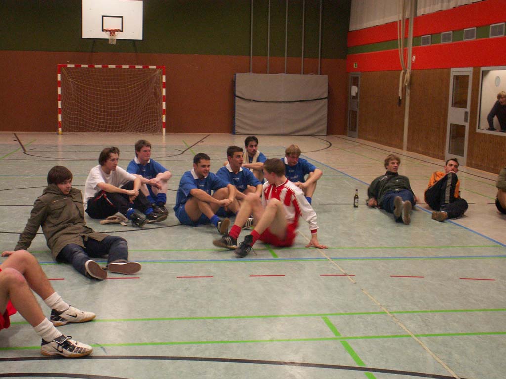 Anschließend warteten die Mannschaften auf die Siegerehrung.