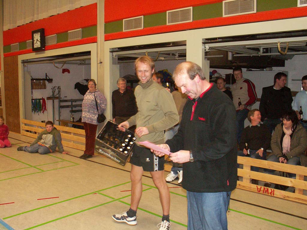 Tim Fresse nahm den Preis für den 3. Platz der Volleyballer entgegen