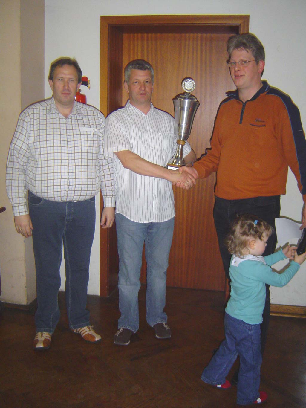 Stellvertretend für die Ost-Kompanie nahm Hauptmann Norbert Pasel den Willi Keck -Pokal entgegen.