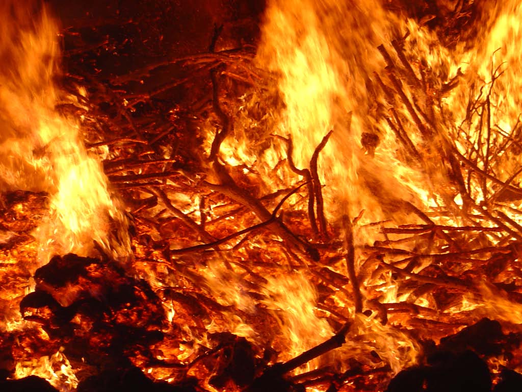 In den ungeraden Jahren organisieren die Jungschützen das Osterfeuer. Sie hatten das Material für ein wirklich ansehnliches Feuer zusammengetragen
