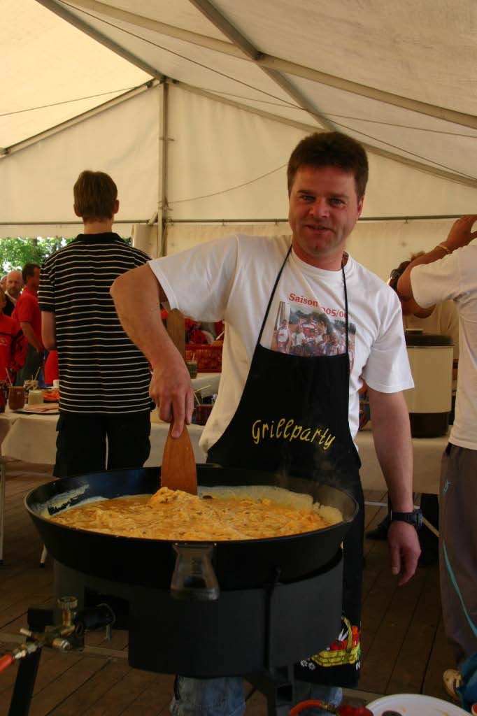 Dietmar Ahrens bereitete wieder sein, mittlerweile schon berühmtes Rührei zu