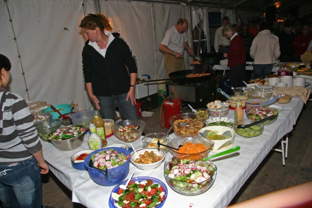 Das Buffet war dieses Mal mit Vorspeisen bestückt, von jeder Gastfamilie etwas, so dass ein imposantes Menü bevor stand