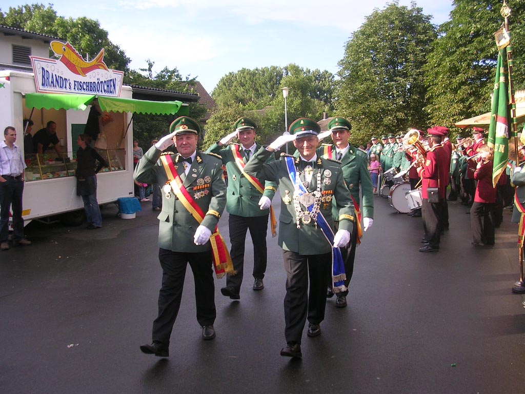 Kurze Zeit später zeigte sich wieder die Sonne, so dass König Hartwig Nillies die Front der Schützen abnehmen konnte bevor das Battalion aufbrach die Königin abzuholen.
