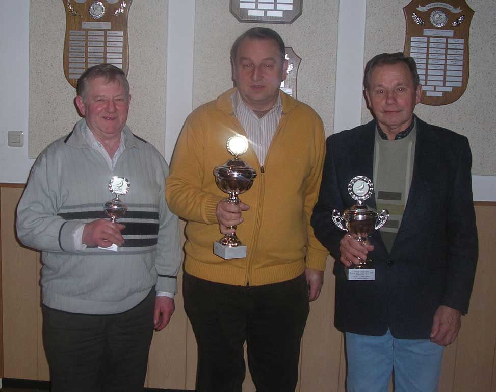 Das Bild zeigt von links. Norbert Dransfeld (Standardweibchen), Hermann Kanthak (beste Gesamtleistung) und Helmut Hüster (Standardvogel)