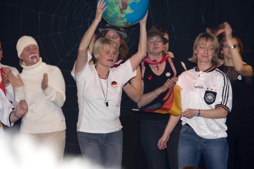 Die ganze Show wird am Sonntag für die ganze Familie wiederholt und wird hoffentlich viele Alfener in die Gemeindehalle locken, um mit den Alfener Karnevals Zicken ausgelassen zu feiern. Diese Bilder zeigen nur einen kleinen Ausschnitt der dreistündigen Show, die mit viel Engagement dargeboten wurde