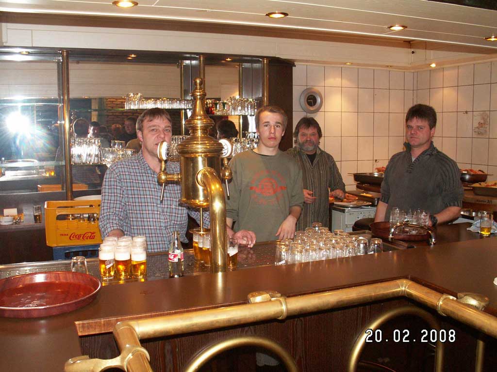 Das Thekenteam sorgte für gute und schnelle Bedienung während und nach der Versammlung.