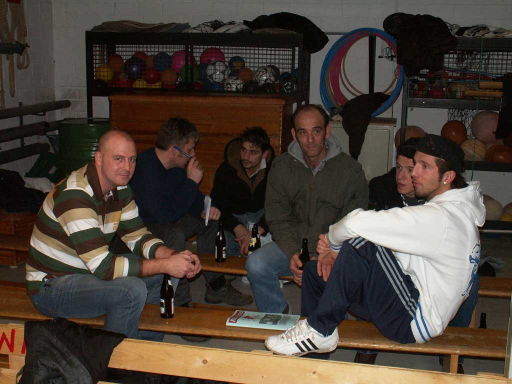 <p>Nach dem offiziellen Turnier spielten die 1. Mannschaft und die B-Jugend noch ein weiteres Mal und versuchten sich auch noch beim 7-Meterschießen.</p>