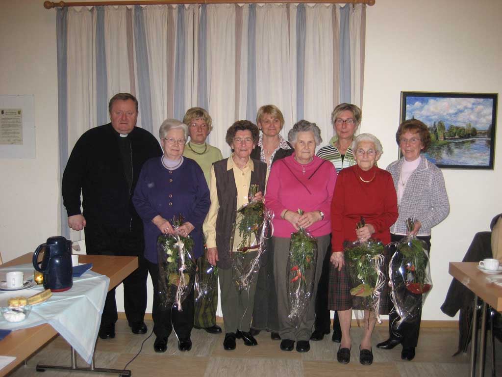 <p>Jubilare –  Die Reihenfolge der Namen von links – Pfarrer Dr, Andreas Schotteck, Helga Hansmeier, Gunda Höke, Anni Ewers, Marilis Hansmeier, Johanna Reinstädler, Anne Tiemann, Maria Giese, Toni Krummel</p>