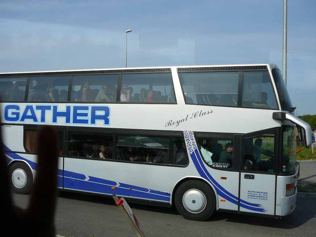 <p>Unterwegs wurden wir von dem Bus der Sportler überholt.</p>