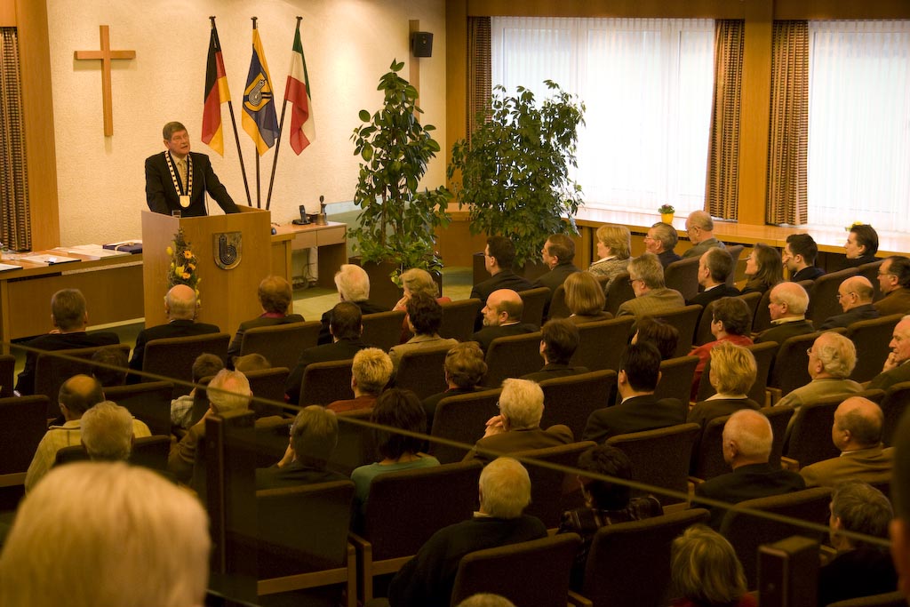 <p>Der Neujahrsempfang der Gemeinde Borchen fand am 27.1. in den Sitzungssälen des Rathauses statt. Während des Neujahrsempfanges hielt Bürgermeister Schwarzenberg in seiner Neujahrsansprache Rückschau auf das vergangene Jahr, aber auch eine Vorausschau auf bereits geplante Dinge des gerade begonnenen Jahres.</p>