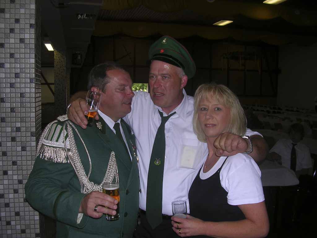 <p>Der neue Alfener Schützenkönig Ludger Brands mit Markus Hüster und Christiane Berke.</p>