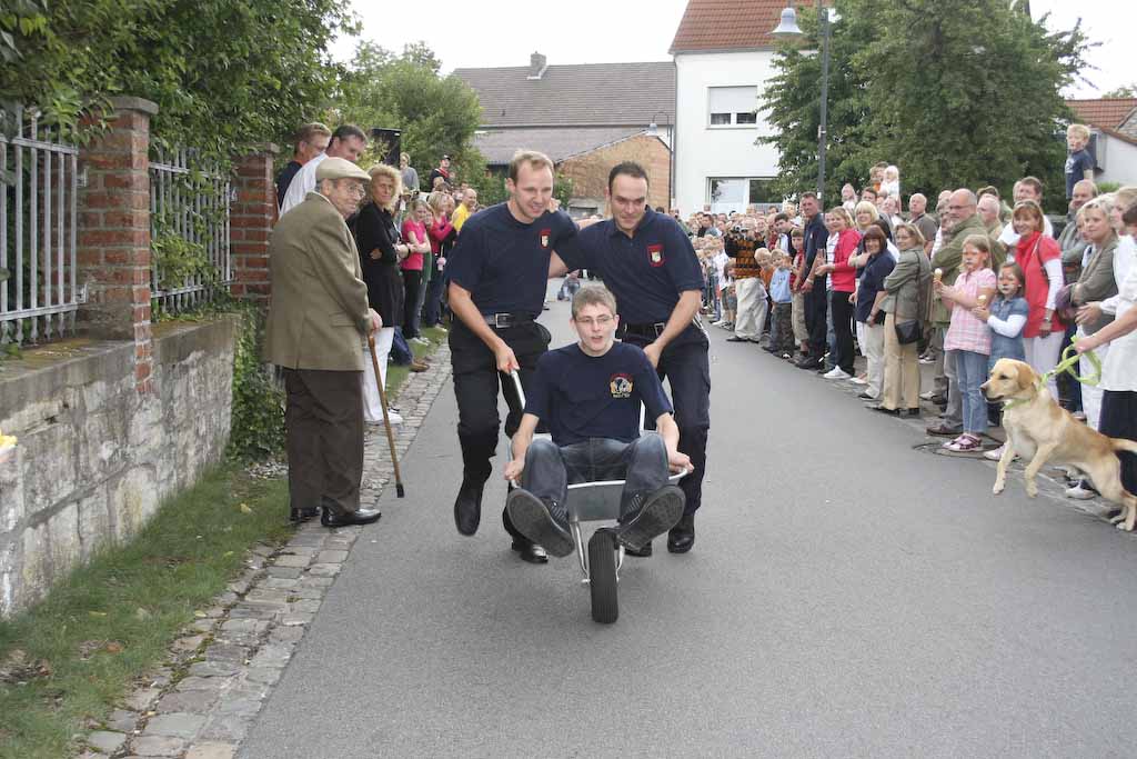 <p>Die Karre durfte nur mit einer Hand gehalten werden, daher mussten zwei Teammitglieder schieben, hier das Team der Feuerwehr </p>