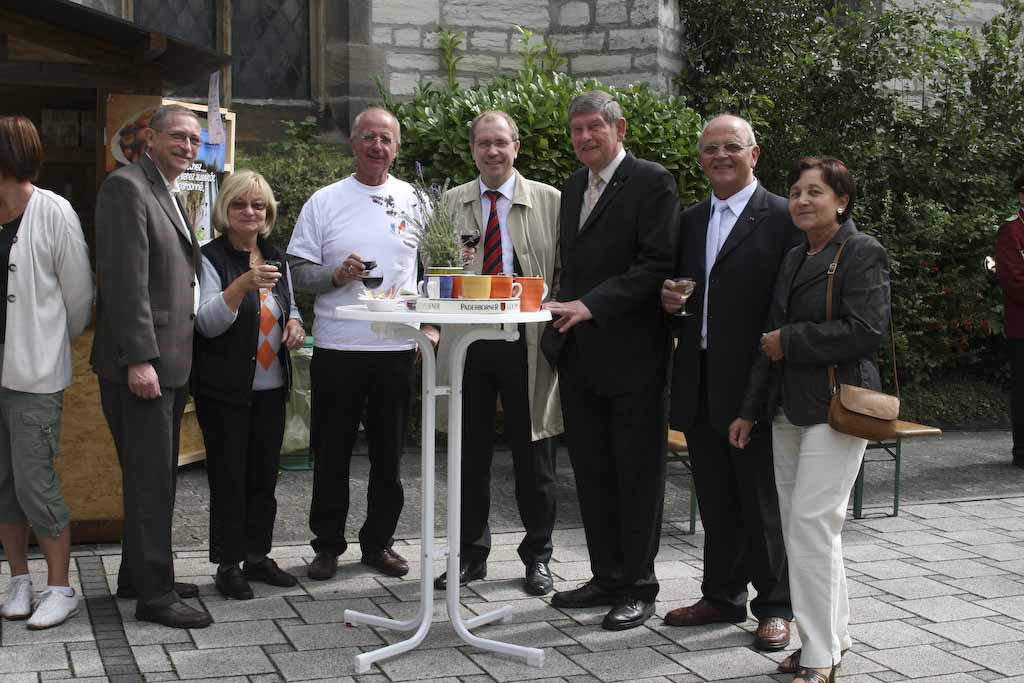 <p>Das Dorffest wurde vom Vorstandsvorsitzenden des Fördervereins der Alfener Vereine, Josef Lüke, eröffnet. Mit dabei Ortsvorsteher Konrad Lüke, Bürgermeister Schwarzenberg, Landrat Müller und der Vorsitzende des DFFK mit seiner Frau.</p>