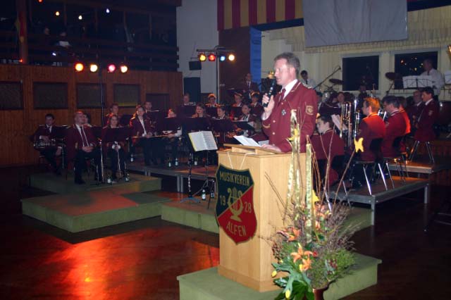<p>Der Vorsitzende Karl-Heinz Kloppenburg begrüßte das zahlreich erschienene Publikum</p>