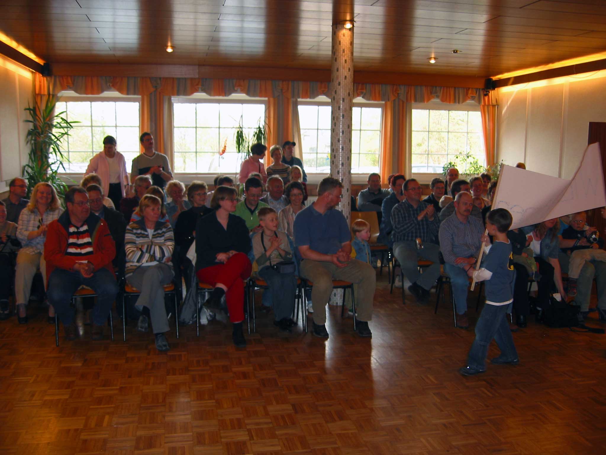 <p>Einen bunten Nachmittag boten die Kinder der musikalischen Früherziehung ihren Eltern am Samstag den 16.4.2005 in der Schützenhalle Alfen.</p>