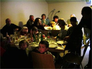 <p>An dem Kindertisch, im oberen Teil des Bürgerhauses, haben sich die jüngsten Zuhörer des Konzertes getroffen.</p>