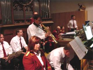 <p>Die Jubiläumsfeierlichkeiten begannen mit einem Gottesdienst in der Alfener Kirche. Zum Thema „Jeder hat ein Profil“ hatte Relindis Salmen eine Messe zusammengestellt. Antonius Nolte und Uwe Stork spielten zur Kommunion.</p>