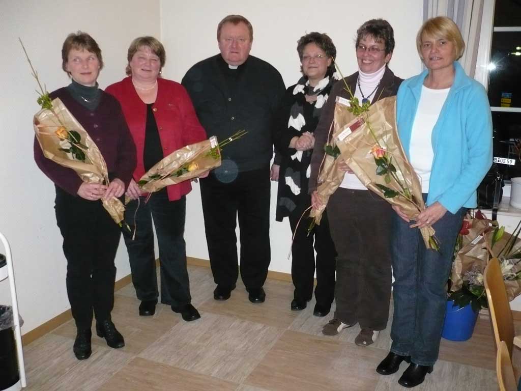 <p>Neuer Vorstand von links: Michaela Becke, Kornelia Hansmeier, Pfarrer Dr. Schottek, Geistl. Begleitung Gabriele Kniesburges, Annelie Reike und Marilies Hansmeier</p>