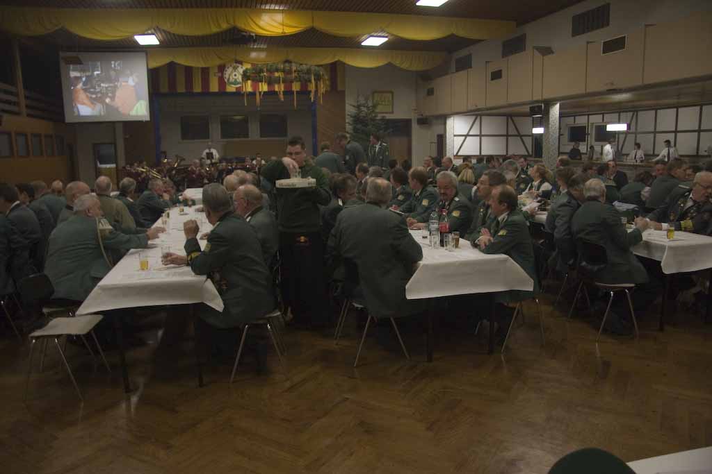 <p>Während der Essenpause wurde das Schützenjahr 2008 in Bildern resümiert </p>