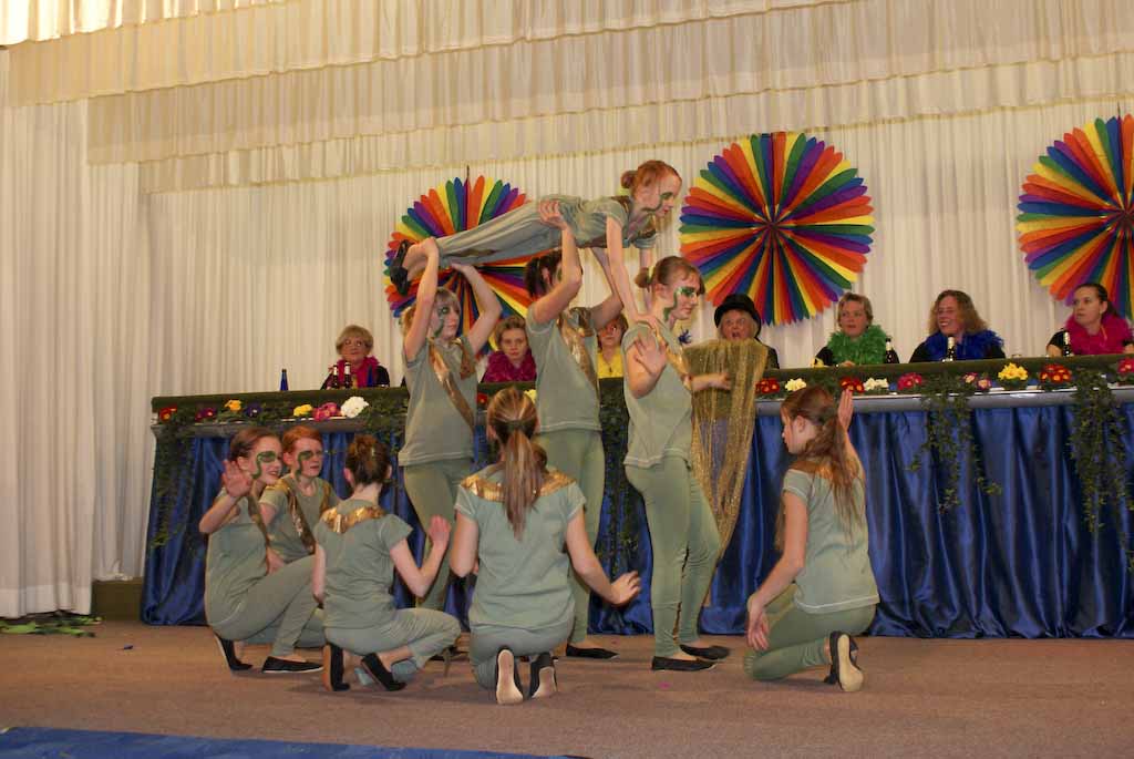 <p>Die Karnvalszicken der kfd feiern mit den Alfener Weibern Weiberfastnacht</p>