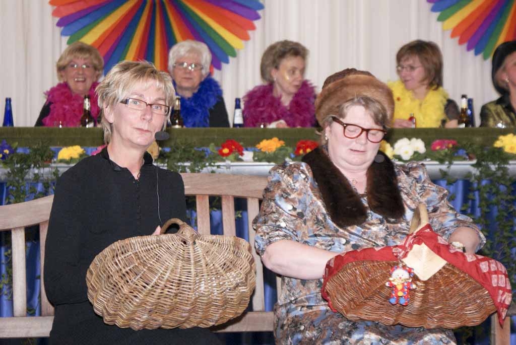 <p>Die Karnvalszicken der kfd feiern mit den Alfener Weibern Weiberfastnacht</p>