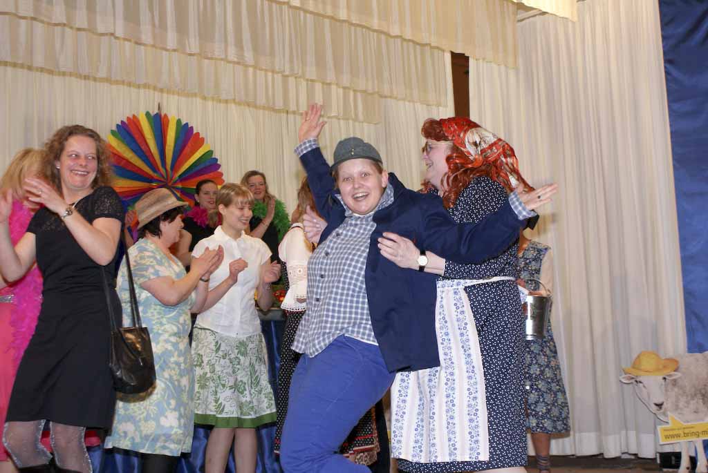 <p>Die Karnvalszicken der kfd feiern mit den Alfener Weibern Weiberfastnacht</p>