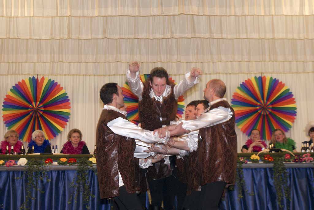 <p>Die Karnvalszicken der kfd feiern mit den Alfener Weibern Weiberfastnacht</p>