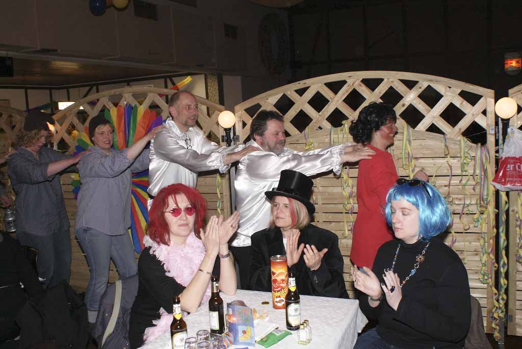 <p>Die Karnvalszicken der kfd feiern mit den Alfener Weibern Weiberfastnacht</p>