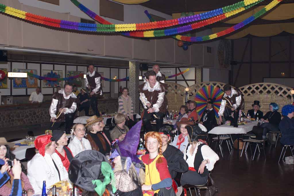 <p>Die Karnvalszicken der kfd feiern mit den Alfener Weibern Weiberfastnacht</p>