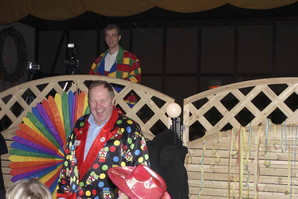 <p>Die Karnvalszicken der kfd feiern mit den Alfener Weibern Weiberfastnacht</p>