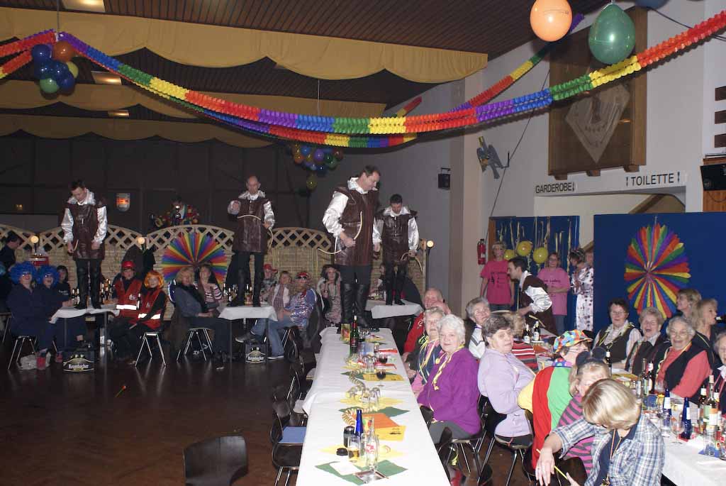 <p>Die Karnvalszicken der kfd feiern mit den Alfener Weibern Weiberfastnacht</p>