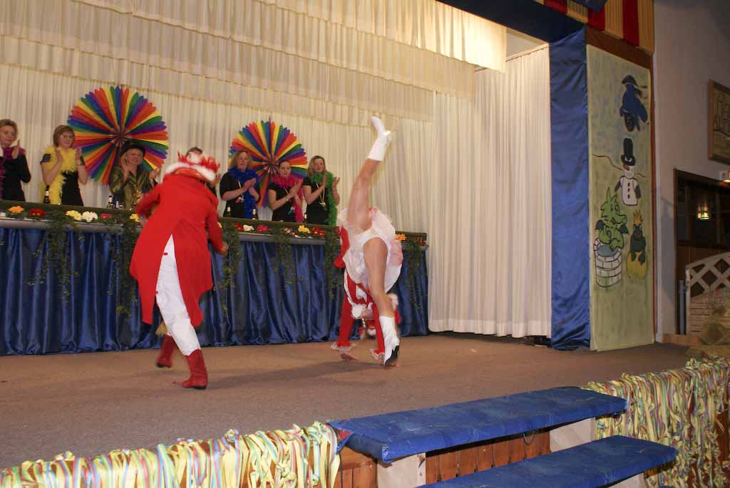 <p>Die Karnvalszicken der kfd feiern mit den Alfener Weibern Weiberfastnacht</p>