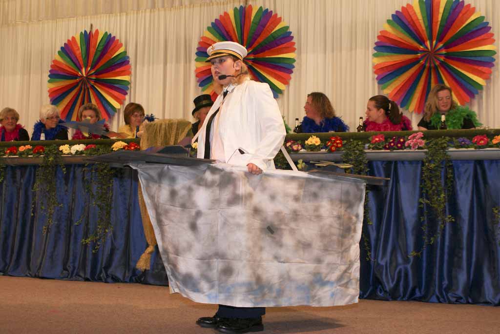 <p>Die Karnvalszicken der kfd feiern mit den Alfener Weibern Weiberfastnacht</p>
