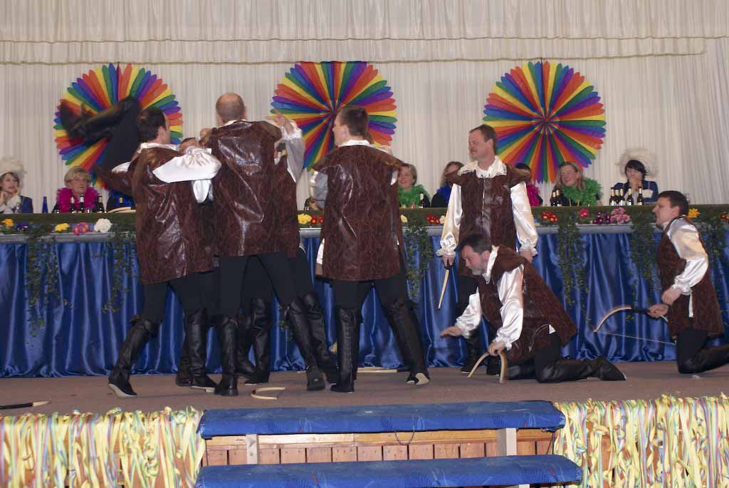 <p>Die Karnvalszicken der kfd feiern mit den Alfener Weibern Weiberfastnacht</p>