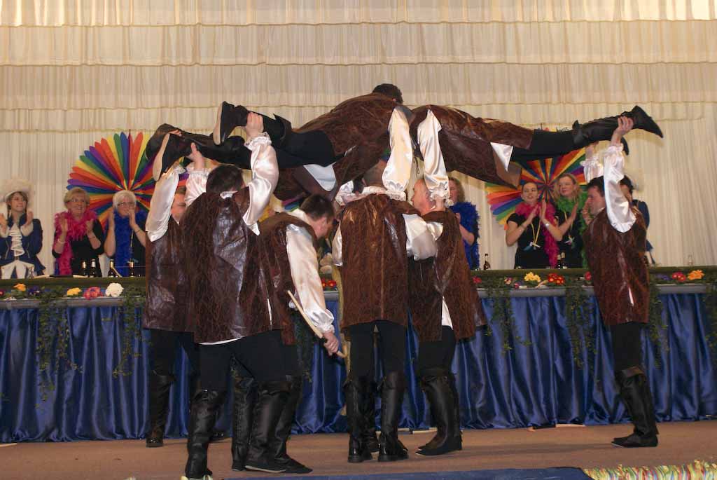 <p>Die Karnvalszicken der kfd feiern mit den Alfener Weibern Weiberfastnacht</p>