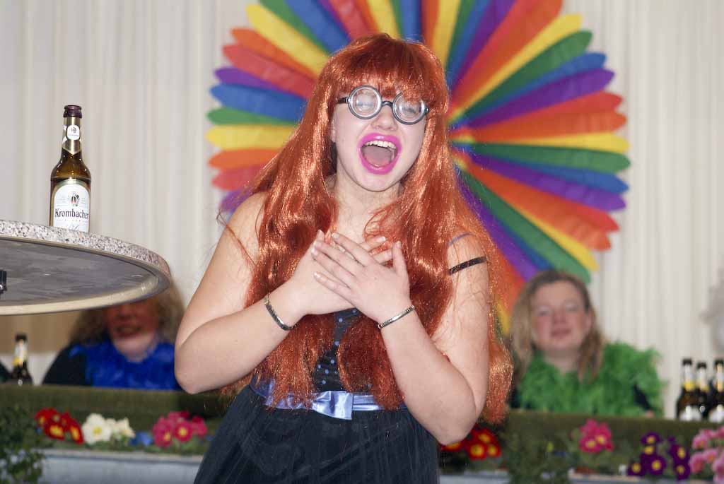 <p>Die Karnvalszicken der kfd feiern mit den Alfener Weibern Weiberfastnacht</p>