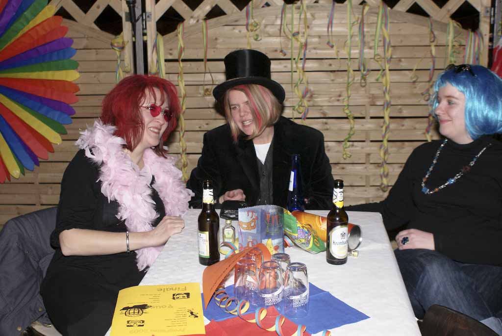 <p>Die Karnvalszicken der kfd feiern mit den Alfener Weibern Weiberfastnacht</p>