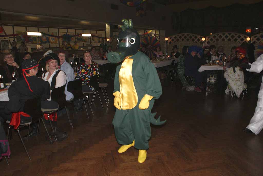 <p>Die Karnvalszicken der kfd feiern mit den Alfener Weibern Weiberfastnacht</p>