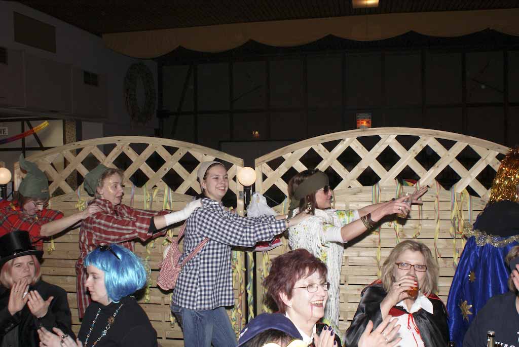 <p>Die Karnvalszicken der kfd feiern mit den Alfener Weibern Weiberfastnacht</p>